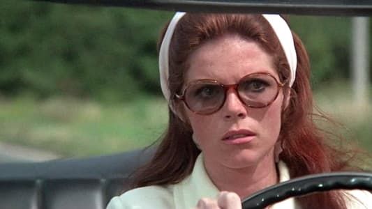 La Dame dans l'auto avec des lunettes et un fusil 1970