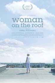 Une femme sur le toit