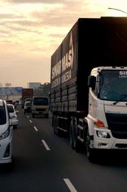 Ciężarówką przez Indonezję series tv
